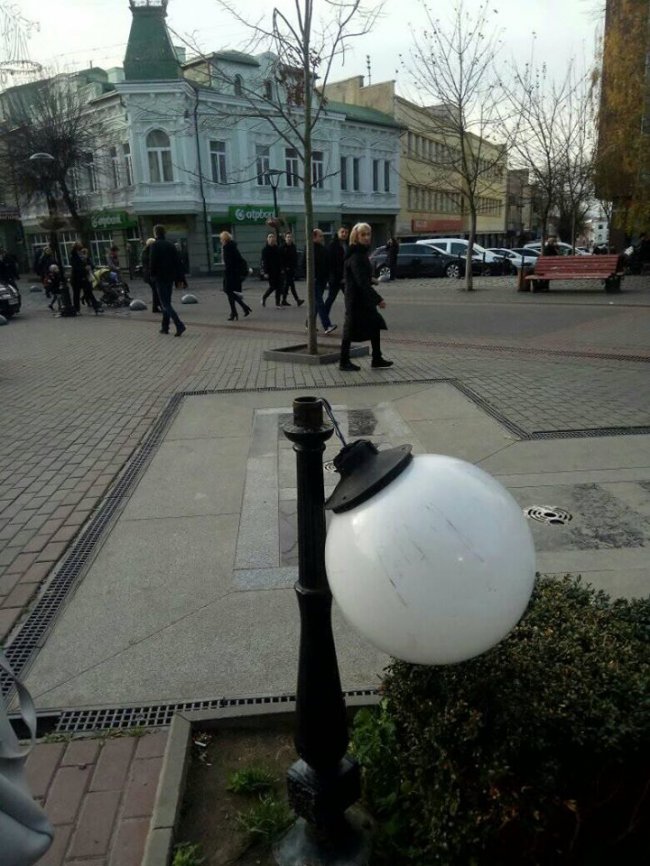 У сквері в центрі Луцька невідомі потрощили ліхтарі