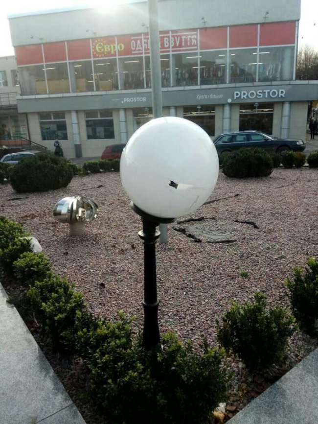 У сквері в центрі Луцька невідомі потрощили ліхтарі