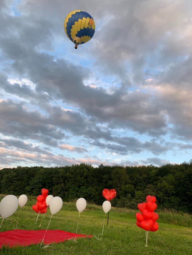 Запросив у кіно до Луцька: на Рівненщині хлопець освідчився коханій на повітряній кулі. ФОТО