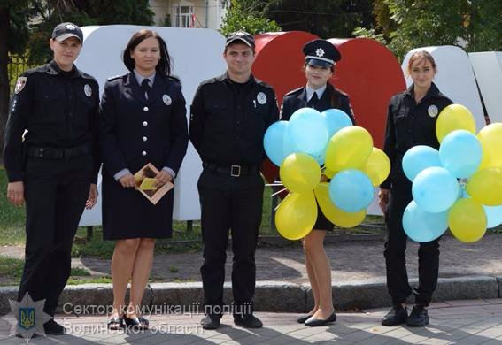 Луцькі поліцейські роздавали дітям синьо-жовті кульки