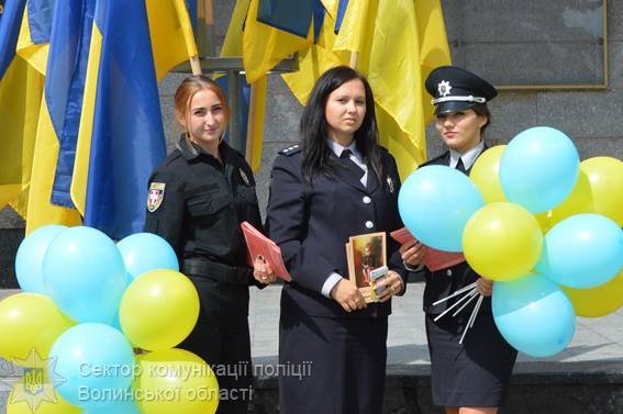 Луцькі поліцейські роздавали дітям синьо-жовті кульки