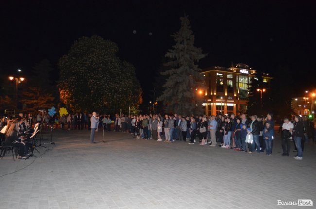 У вечірньому Луцьку – «Перша хвилина миру». ФОТО