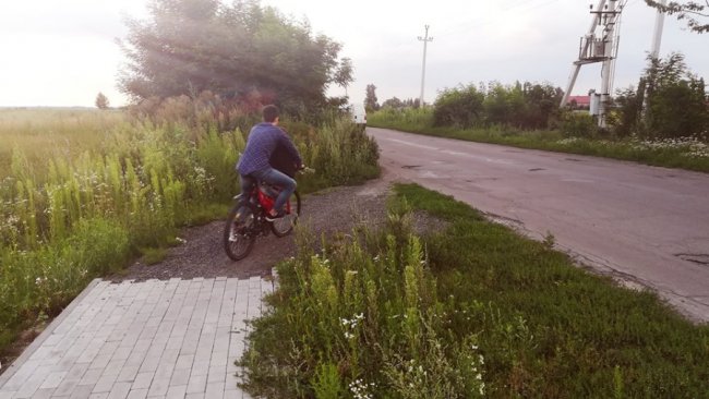 «Впирається в стіну кущів», – журналіст про велодоріжку Луцьк-Жидичин. ФОТО