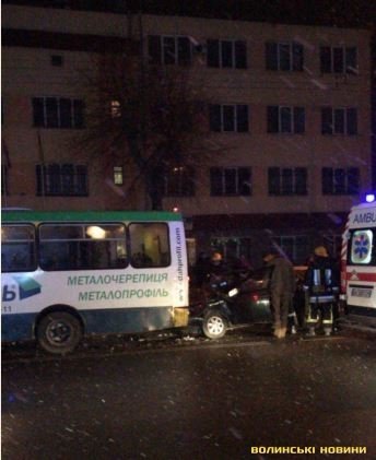 У Луцьку легковик на світлофорі влетів у маршрутку. ФОТО