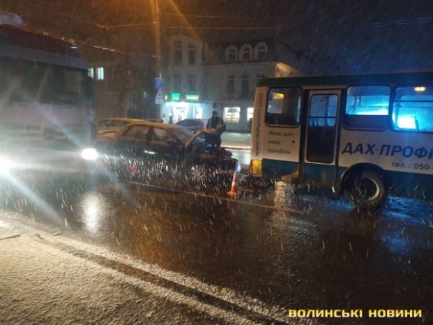 У Луцьку легковик на світлофорі влетів у маршрутку. ФОТО