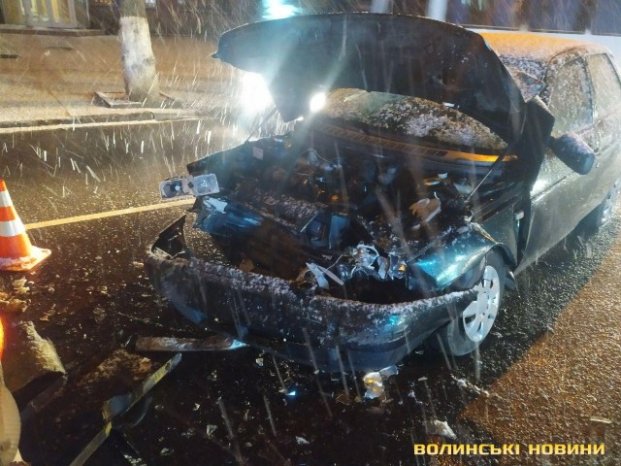 У Луцьку легковик на світлофорі влетів у маршрутку. ФОТО
