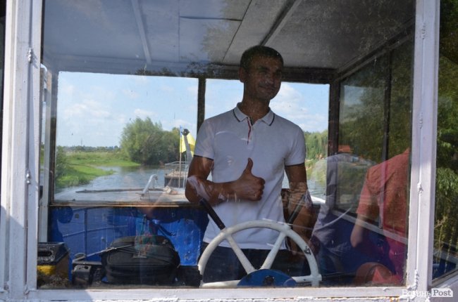 Буксирували по Стиру: у центральному парку Луцька монтують «плавучу пристань»