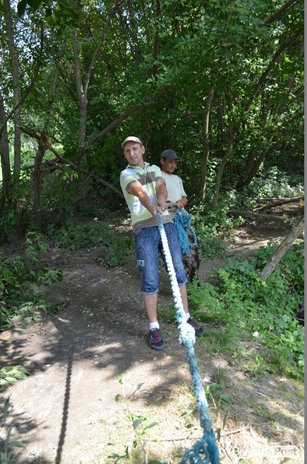 Буксирували по Стиру: у центральному парку Луцька монтують «плавучу пристань»