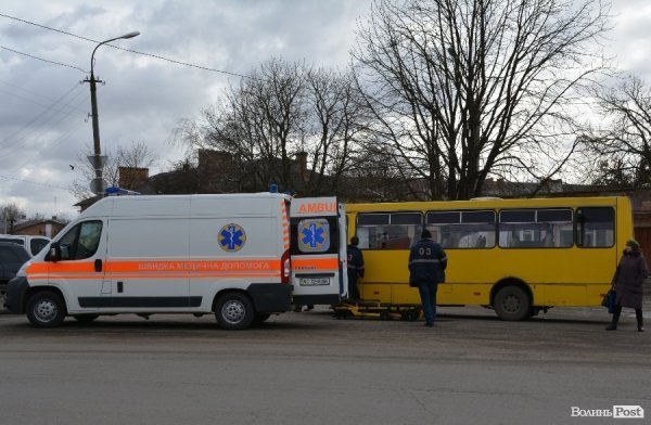 У Луцьку посеред дороги водієві маршрутки стало погано. ФОТО