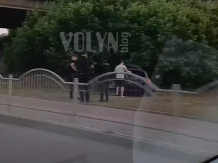 У Луцьку п'яний водій злетів на легковику з моста. ДЕТАЛІ