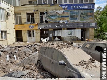 Потрощені авто та будинки: в Києві прорвало трубопровід