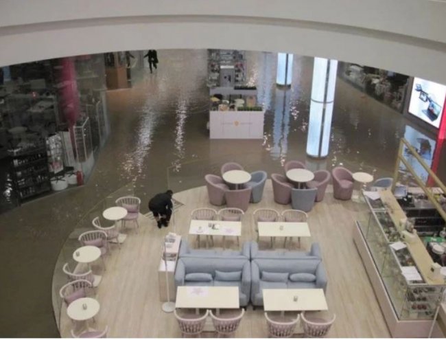 Прорив труби біля «Оcean Plaza» у Києві: 7 людей отримали опіки. ФОТО