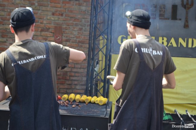 У замку Любарта стартував Lutsk Food Fest: що і за скільки пропонують скуштувати. ФОТО