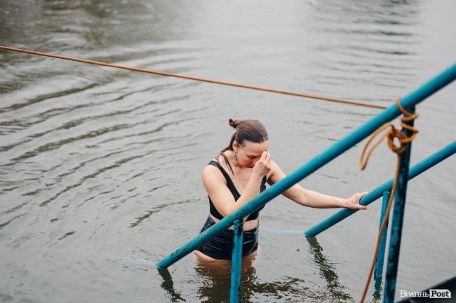 Водохреще у Луцьку: освячення води в річці Стир та занурення лучан. ФОТОРЕПОРТАЖ
