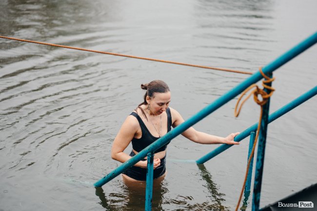 Водохреще у Луцьку: освячення води в річці Стир та занурення лучан. ФОТОРЕПОРТАЖ