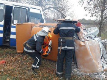 Аварія на Миколаївщині: рятувальники різали авто, щоб дістати людей