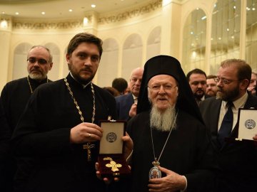 Священик з Волині отримав у подарунок від Вселенського Патріарха священичий хрест 