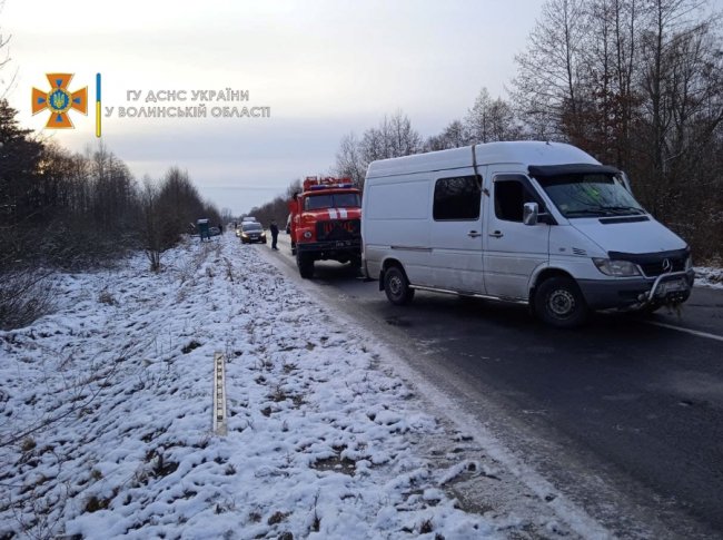 Волинські рятувальники «вирізали» двох пасажирів з деформованого після ДТП мікроавтобуса. ФОТО 