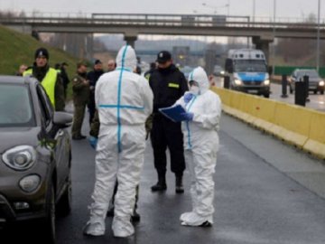 «Повертайтеся або залишайтеся»: через два дні Україна повністю закриє кордони