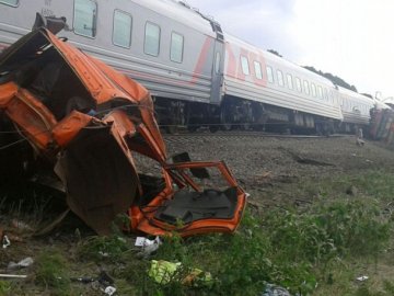 У Росії потяг протаранив вантажівку: серед постраджалих є українці.  ВІДЕО