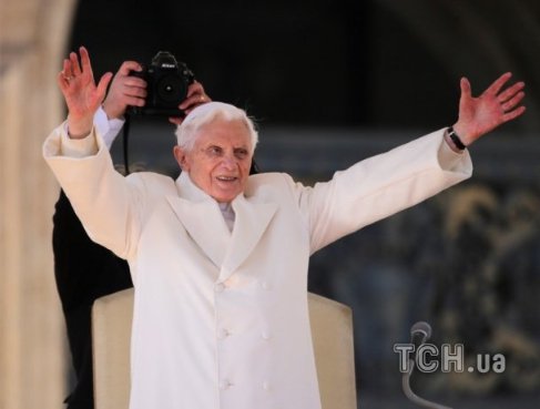 Бенедикт XVI попрощався з народом. ФОТО