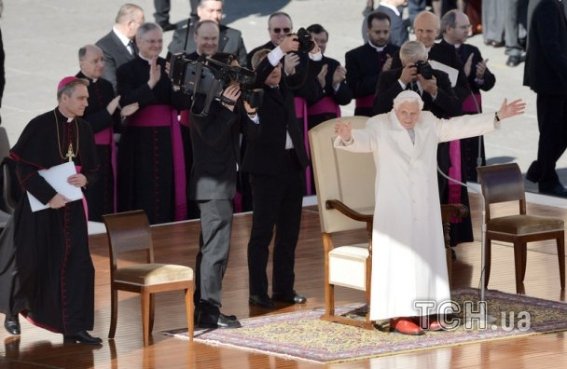 Бенедикт XVI попрощався з народом. ФОТО