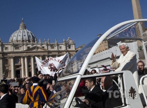 Бенедикт XVI попрощався з народом. ФОТО