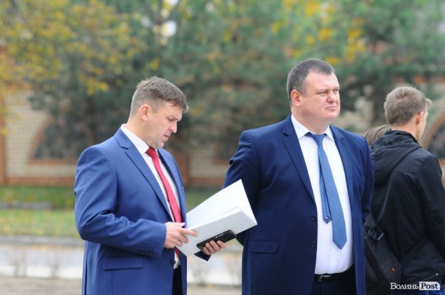 Заступник голови ОДА Сергій Кошарук переглядає папери