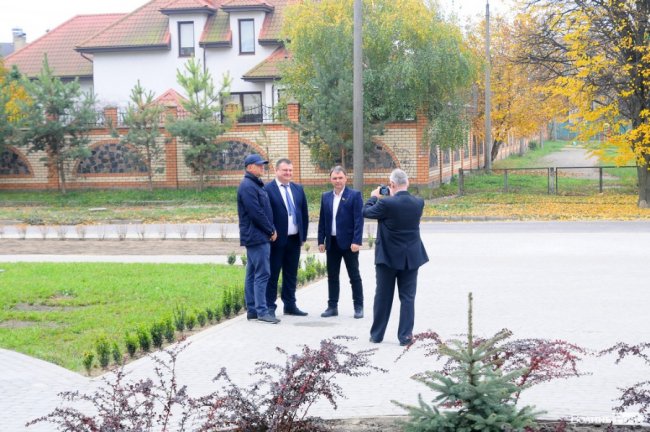 Поки чекаєш Прем'єра, то можна й з народними депутатами Юрієм Савчуком та Ігором Лапіним сфотографуватися