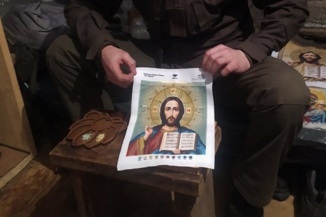 Волинський нацгвардієць вишиває бісером ікони. ФОТО