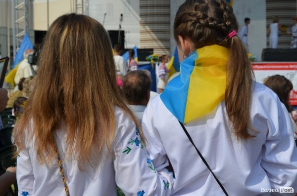 Лучани у вишиванках вибудували ключик від міста. ФОТО