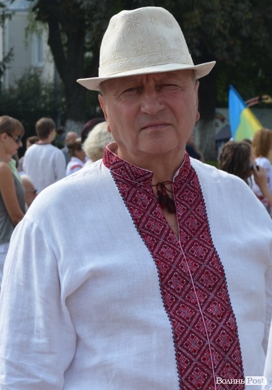 Лучани у вишиванках вибудували ключик від міста. ФОТО