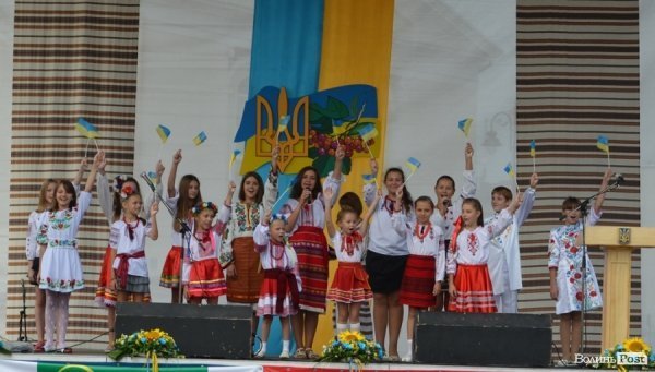 Лучани у вишиванках вибудували ключик від міста. ФОТО