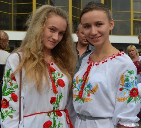 Лучани у вишиванках вибудували ключик від міста. ФОТО