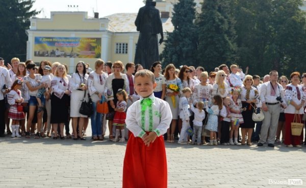 Лучани у вишиванках вибудували ключик від міста. ФОТО