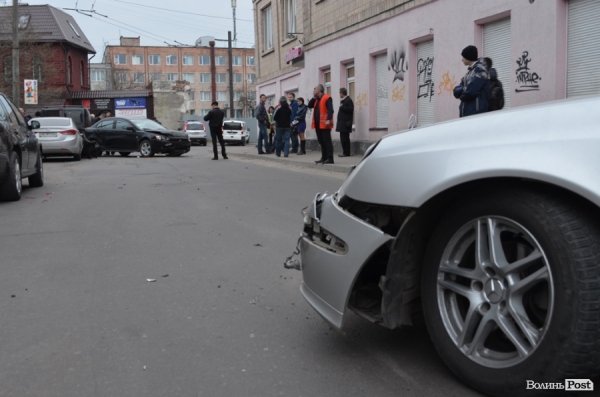Аварія у центрі Луцька: не розминулися «Мercedes» і «Mitsubishi». ФОТО