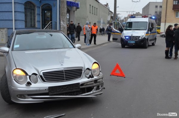 Аварія у центрі Луцька: не розминулися «Мercedes» і «Mitsubishi». ФОТО