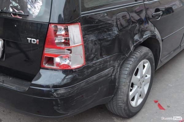 Аварія у центрі Луцька: не розминулися «Мercedes» і «Mitsubishi». ФОТО