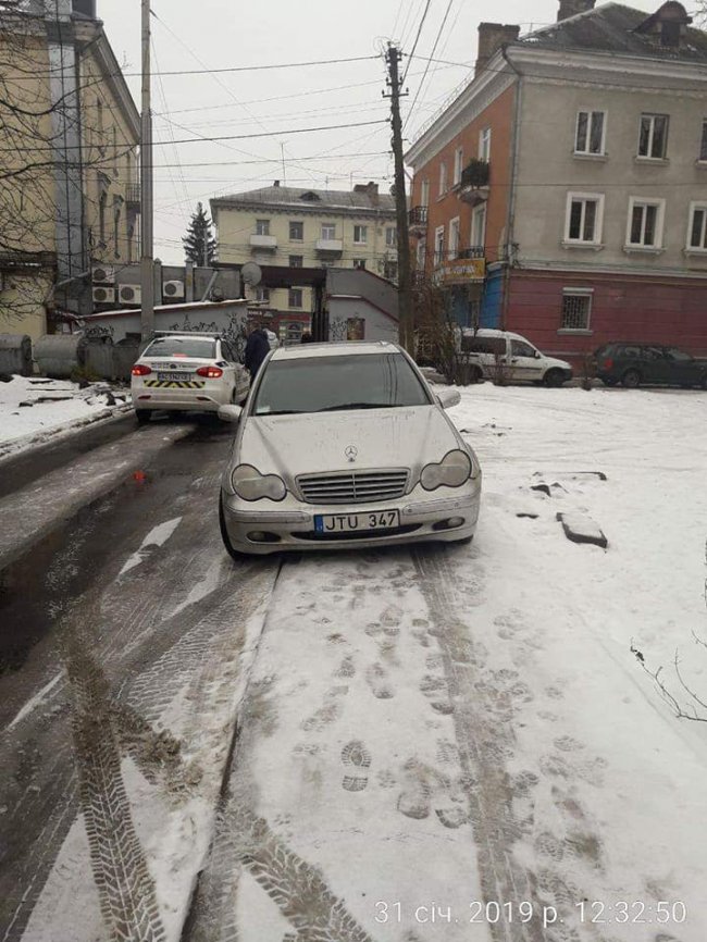 У Луцьку муніципали покарали протоколом автохама-адвоката. ФОТО