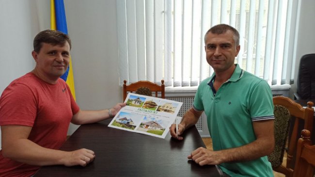 В Луцькій райраді презентували технологію будівництва осель з соломи. ФОТО