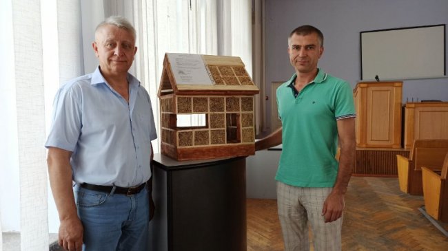 В Луцькій райраді презентували технологію будівництва осель з соломи. ФОТО