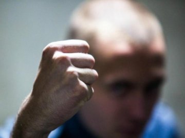 Вимагав кошти на випивку: на Волині жінка ховалась у хліві від сина-дебошира