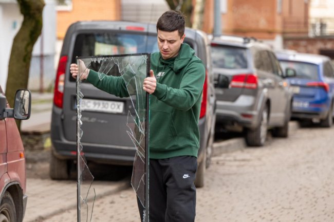У Львові росіяни повністю знищили електропідстанцію: інша ракета влучила між багатоповерхівками