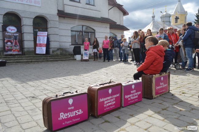 З хлібом, горілкою та кров’ю: у Луцьку відкрили фестиваль театрів. ФОТО