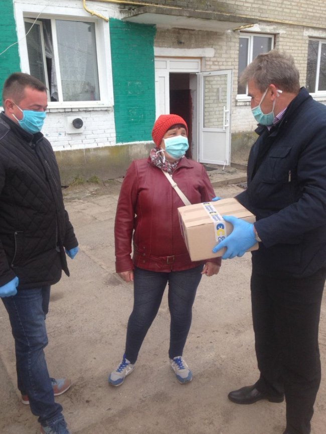 «Люди не вірять, що таке буває»: мешканцям Ратнівщини безкоштовно розвозили продукти. ФОТО