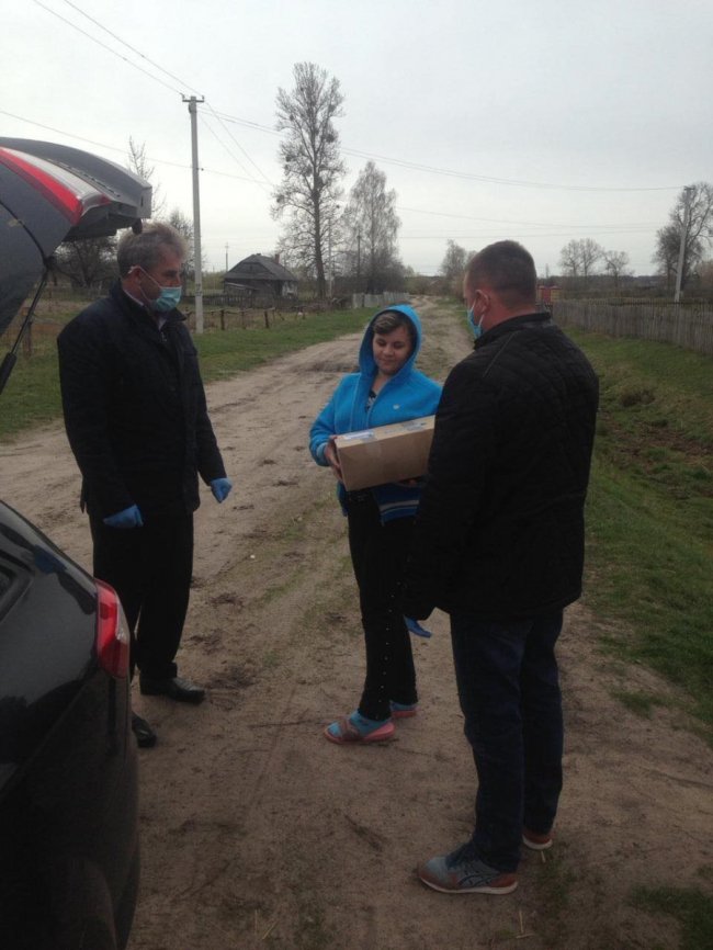 «Люди не вірять, що таке буває»: мешканцям Ратнівщини безкоштовно розвозили продукти. ФОТО