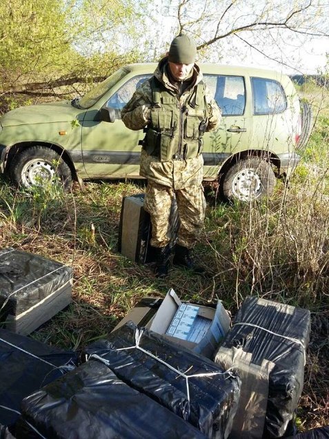 На Волині контрабандисти залишили 42 ящики цигарок. ФОТО