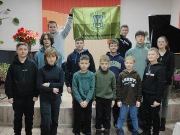 Воїни ЗСУ на знак вдячності подарували юним гітаристам з Волині бойовий стяг