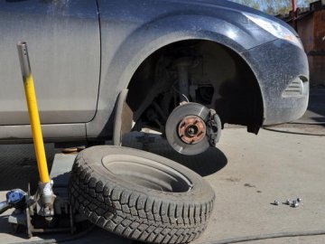 У луцькому парку за 30 хв з припаркованої автівки зняли колеса. ВІДЕО