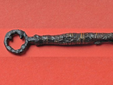 Волинський археолог показав знайдений під час розкопок давньоруський ключ